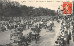 Carte postale ancienne L'Avenue du Bois de Boulogne - Retour des courses
                                                                     à Paris 16e
                                