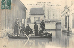 Carte postale ancienne Crue de la Seine - Rue Félicien David - Déménagement en bateau
                                                                     à Paris 16e
                                