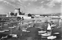 Socoa Le Fort Et Les Bateaux Au Port
