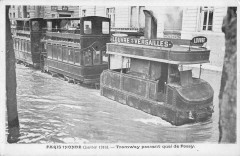 Carte postale ancienne Paris inondé (janvier 1910) - Tramway passant quai de Passy
                                                                     à Paris 16e
                                