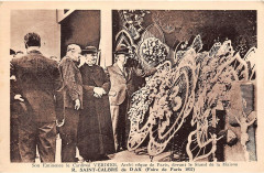 Carte postale ancienne Son Eminence Le Cardinal Verdier, Archevêque de Paris, devant le Stand de la Maison R. Saint-Calbre de Dax (Foire de Paris 1937)
                                                                     à Paris 15e
                                