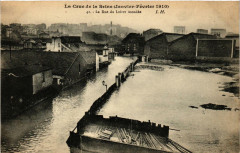 Carte postale ancienne La Crue de la Seine (Janvier-Février 1910) - La Rue du Loiret inondée
                                                                     à Paris 13e
                                