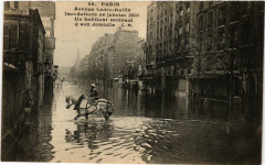 Carte postale ancienne Avenue Ledru-Rollin - Inondations de janvier 1910 - Un habitant rentrant à son domicile
                                                                     à Paris 12e
                                