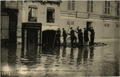 Carte postale ancienne Inondations de 1910 - Sauvetage Quai Debilly
                                                                     à Paris 16e
                                