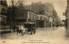 Carte postale ancienne La Crue de la Seine - La Passage du boulanger rue de Lourmel
                                                                     à Paris 15e
                                