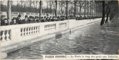 Paris La Foule le long des quais aux Tuileries Inondations 1910 à Paris