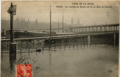 Carte postale ancienne Crue de la Seine - La tranchée du Chemin de fer au Quai de Grenelle
                                                                     à Paris 15e
                                