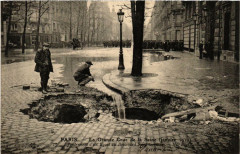 Carte postale ancienne Paris Effondrement d'un Egout Inondations 1910
                                                                     à Paris
                                