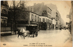Carte postale ancienne La Crue de la Seine - La Passage du boulanger rue de Lourmel
                                                                     à Paris 15e
                                
