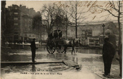 Carte postale ancienne Crue de la Seine - Vue prise de la rue Gros - Passy
                                                                     à Paris 16e
                                
