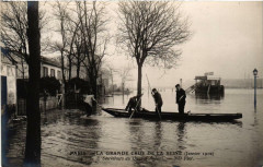 Carte postale ancienne La Grande Crue de la Seine (Janvier 1910) - Sauveteurs au Quai d'Auteuil
                                                                     à Paris 16e
                                