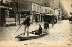 Carte postale ancienne Crue de la Seine - Passage des habitants à Grenelle
                                                                     à Paris 15e
                                