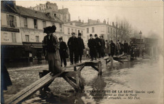 Carte postale ancienne La Grande Crue de la Seine (Janvier 1910) - Passerelles établies au Quai de Passy pour permettre la circulation
                                                                     à Paris 16e
                                