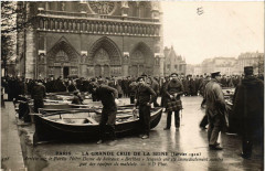 Paris Arrivée sur le Parvis N.-D. Inondations 1910 à Paris