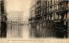 Carte postale ancienne Inondations de Paris (Janvier 1910) - Rue Parrot
                                                                     à Paris 12e
                                