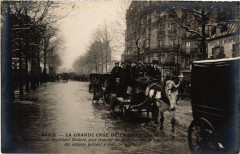 Carte postale ancienne La grande crue de la Seine (Janvier 1910) - Inondation du Boulevard Diderot
                                                                     à Paris 12e
                                