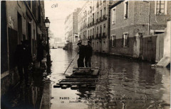 Carte postale ancienne La grande crue de la Seine (Janvier 1910) - Inondation du quartier de Javel, un radeau
                                                                     à Paris 15e
                                