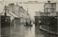 Carte postale ancienne Crue de la Seine - Les habitants de Passy, rue Félicien David, en bateau
                                                                     à Paris 16e
                                