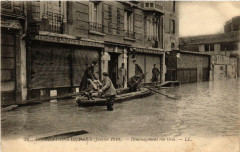Carte postale ancienne Inondations de Paris (Janvier 1910). - Déménagement rue Gros
                                                                     à Paris 16e
                                