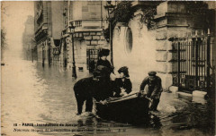 Paris Le quai d'Orsay Nouveau moyen de locomotion Inondations 1910 à Paris