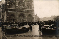 Paris Arrivée sur le Parvis Inondations 1910 à Paris