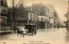 Carte postale ancienne La Crue de la Seine - La Passage du boulanger rue de Lourmel
                                                                     à Paris 15e
                                