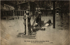 Carte postale ancienne La Crue de la Seine (Janvier 1910) - Un Jardin rue Van-Loo
                                                                     à Paris 16e
                                