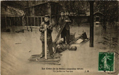 Carte postale ancienne La Crue de la Seine (Janvier 1910) - Un Jardin rue Van-Loo
                                                                     à Paris 16e
                                