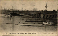 Carte postale ancienne Inondations de Paris (Janvier 1910) - Les Epaves au Pont Mirabeau
                                                                     à Paris 15e
                                
