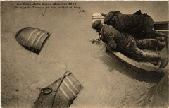 Carte postale ancienne La Crue de la Seine (Janvier 1910) - Sauvetage de Tonneaux au Quai de Bercy
                                                                     à Paris 12e
                                