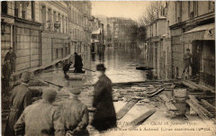 Carte postale ancienne Paris inondé - Cliché 28 Janvier 1910 - Un Coin de la Rue Gros à Auteuil
                                                                     à Paris 16e
                                