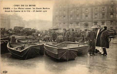 Paris Les Marins arment les Canots Berthon Inondations 1910 à Paris