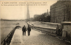 Paris Inondé - 28 Janvier 1910 - La Seine pénétrant dans la Galerie du chemin de fer des Invalides à Paris 15e