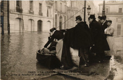 Carte postale ancienne Paris Service de hachotage Rue de Lille Inondations 1910
                                                                     à Paris
                                