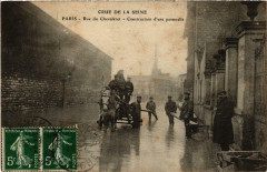 Carte postale ancienne Crue de la Seine - Rue du Chevaleret - Construction d'une passerelle
                                                                     à Paris 13e
                                