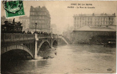 Carte postale ancienne Crue de la Seine - Le Pont de Grenelle
                                                                     à Paris 15e
                                