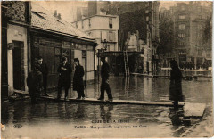 Carte postale ancienne Crue de la Seine - Une passerelle improvisée, rue Gros
                                                                     à Paris 16e
                                