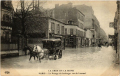 Carte postale ancienne La Crue de la Seine - La Passage du boulanger rue de Lourmel
                                                                     à Paris 15e
                                