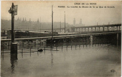 Carte postale ancienne Crue de la Seine - La tranchée du Chemin de fer au Quai de Grenelle
                                                                     à Paris 15e
                                