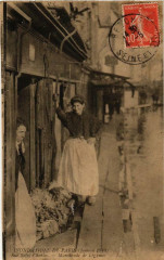 Carte postale ancienne Inondations de Paris (Janvier 1910) - Rue Saint-Charles - Marchande de Légumes
                                                                     à Paris 15e
                                