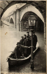 Carte postale ancienne Crue de la Seine - Le Passeur, du Pont National au Pont de Tolbiac
                                                                     à Paris 13e
                                
