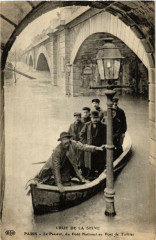 Carte postale ancienne Crue de la Seine - Le Passeur, du Pont National au Pont de Tolbiac
                                                                     à Paris 13e
                                