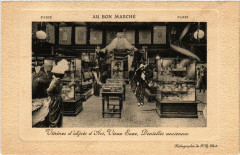 Paris 7e Au Bon Marché Vitrines d'ojets d'Art Vieux Saxe à Paris 7e
