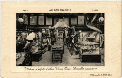 Paris 7e Au Bon Marché Vitrines d'ojets d'Art Vieux Saxe à Paris 7e