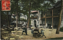 Carte postale ancienne Le Pré Catelan - Devant la Laiterie
                                                                     à Paris
                                