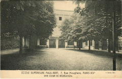 Carte postale ancienne Ecole Supérieure Paul-Bert - Une Cour de Récréation
                                                                     à Paris 14e
                                