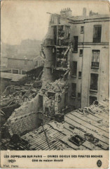 Carte postale ancienne Les Zeppelins Sur Paris Cote de maison éboulé
                                                                     à Paris
                                