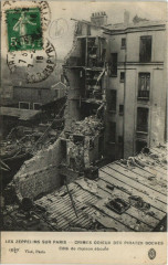 Carte postale ancienne Les Zeppelins Sur Paris Cote de maison éboulé
                                                                     à Paris
                                