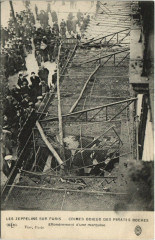 Carte postale ancienne Les Zeppelins Sur Paris effondrement d'une marquise
                                                                     à Paris
                                