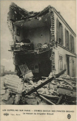 Carte postale ancienne Les Zeppelins Sur Paris La Maison du Brigadier Bidault
                                                                     à Paris
                                